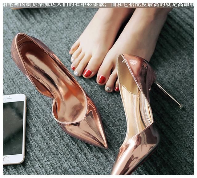 尖头细高跟，白色系带高跟鞋，最适合与热裤搭配！