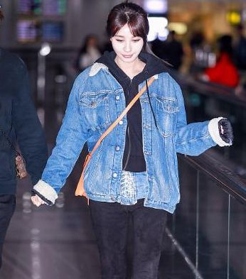 李菲儿又来机场作妖了！短裤只能遮住胯，网友：还好穿了打底裤！