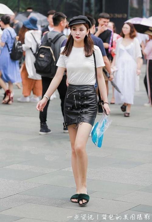 路人街拍，小姐姐的一举一动都在散发着成熟女人味