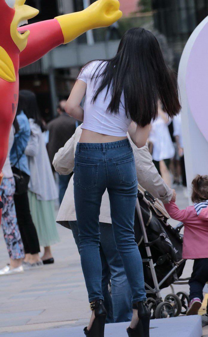 广场街拍：紧身牛仔裤美眉，大秀丰满身材，满满的成熟女人味