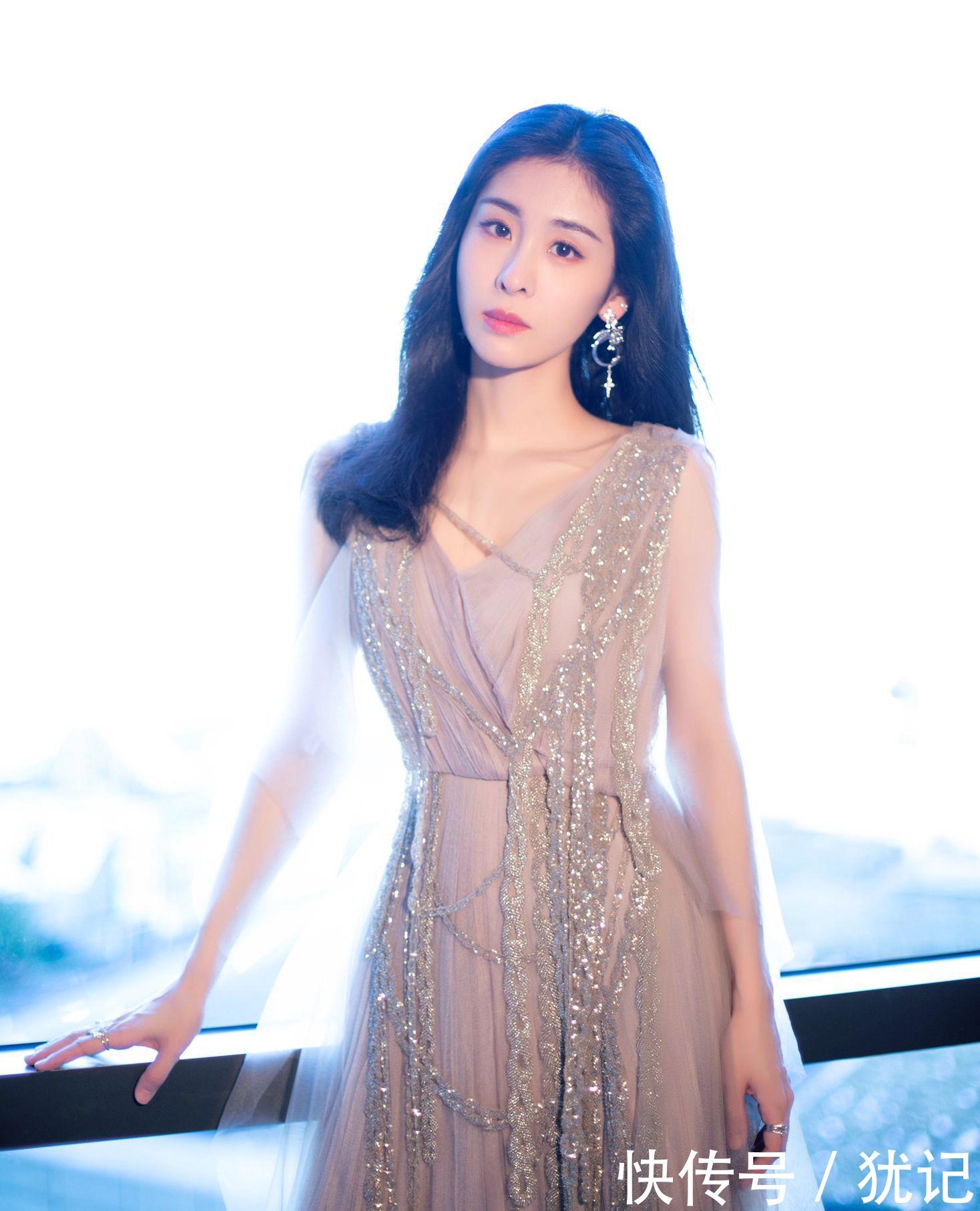  「女王」今解析的时尚跨界女王一点美，确定过眼神，是张碧晨