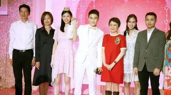  『妈妈们』婚礼妈妈装怎么选端庄又得体?来看众星妈亲身示范婚礼穿搭！