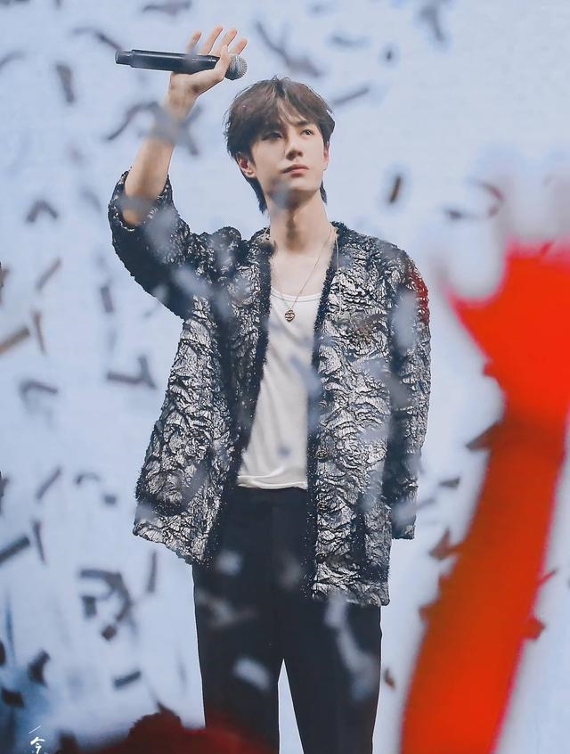 王一博跨年演唱会造型