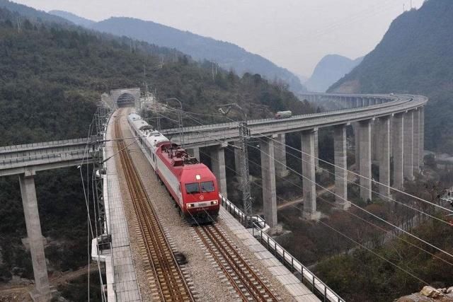 中国修建难度最大的铁路，5万人修50公里要一年，每公里耗资6千万