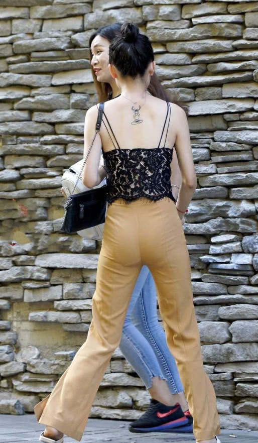 气质妹子穿吊带穿出不一样的美，玲珑有致小鸟依人的感觉，网友：