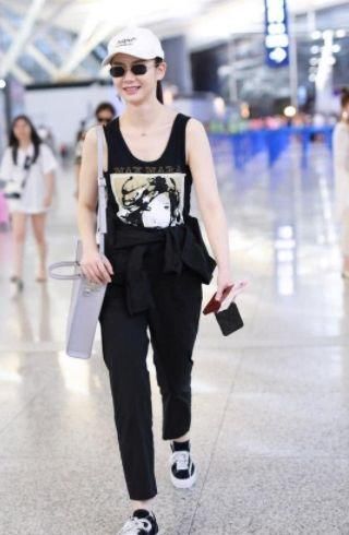 同是机场穿背心，戚薇王珞丹展现不同风格，网友：谁平谁尴尬！