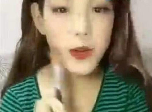13小男孩直播挑战化妆，最后效果让女生羞愧，简直没法活了！