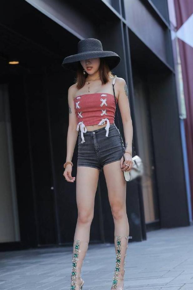 牛仔裤不过时，因为穿上身的魅力显而易见！