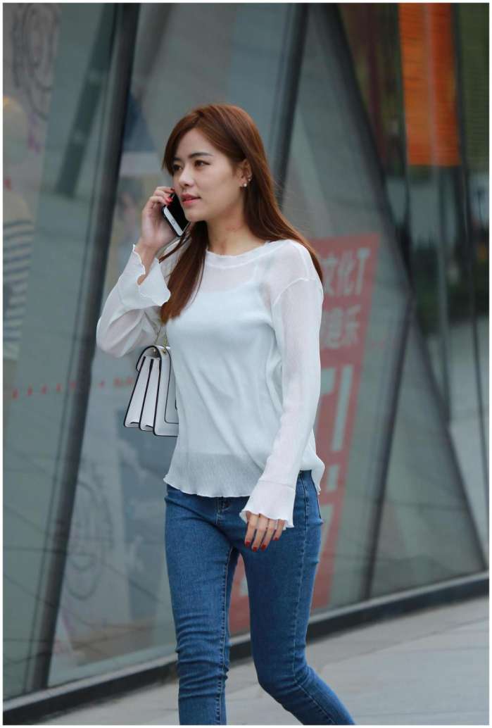 街拍: 穿着简单却很有气质的姐姐