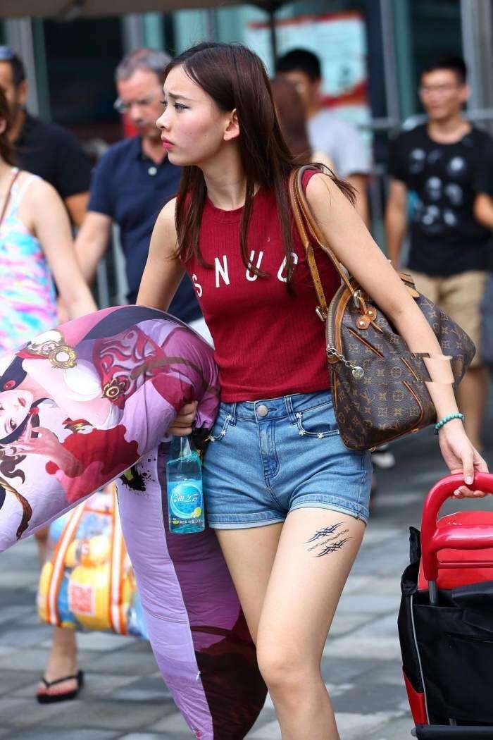 街拍: 穿短裤的年轻女孩, 小皮短裤紧致光滑