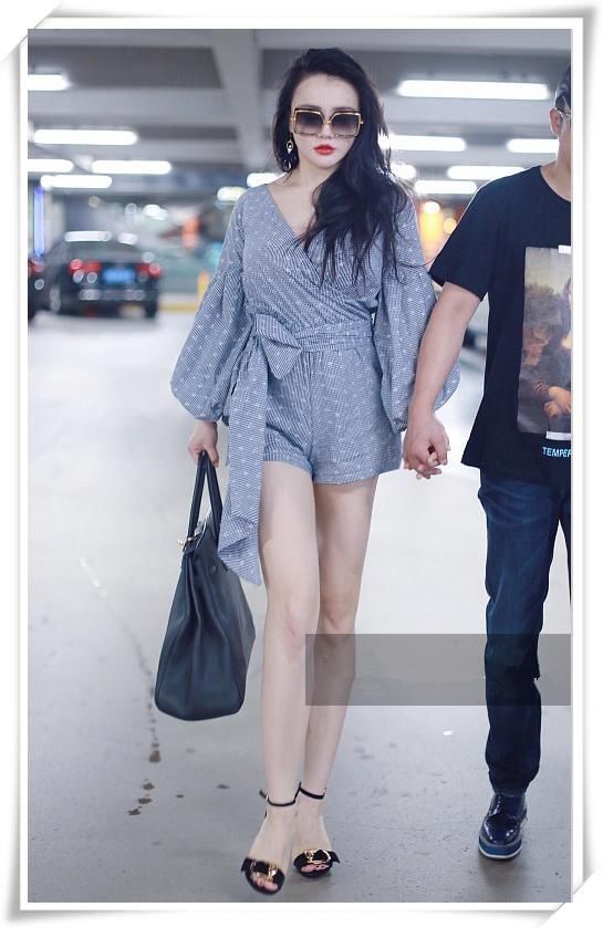 冉莹颖秀身材秀到捂胸口！网友直呼：我是邹市明我也不敢撒手啊！