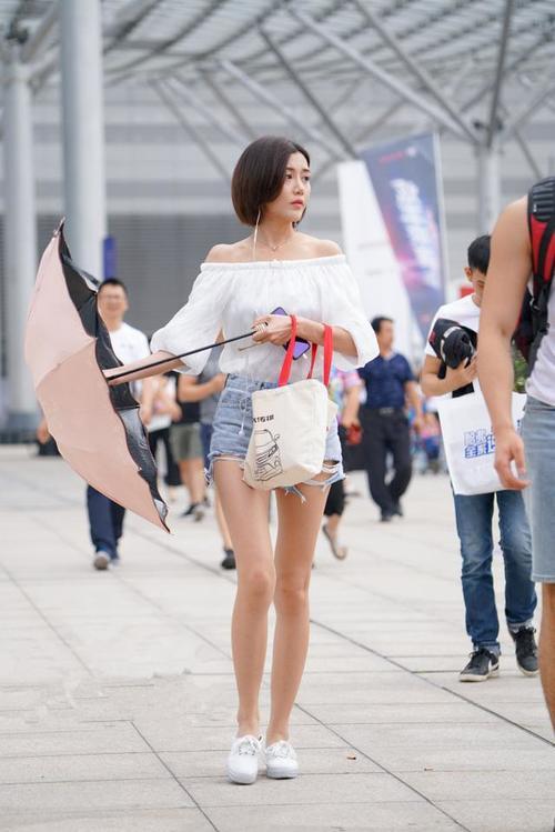 路人街拍：一字肩搭配牛仔短裤，尽显小姐姐一双美腿和美丽香肩