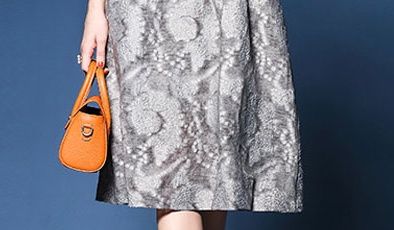 若你过了45岁，推荐你穿这，洋气小衫+黑裤子，时髦显嫩还显白