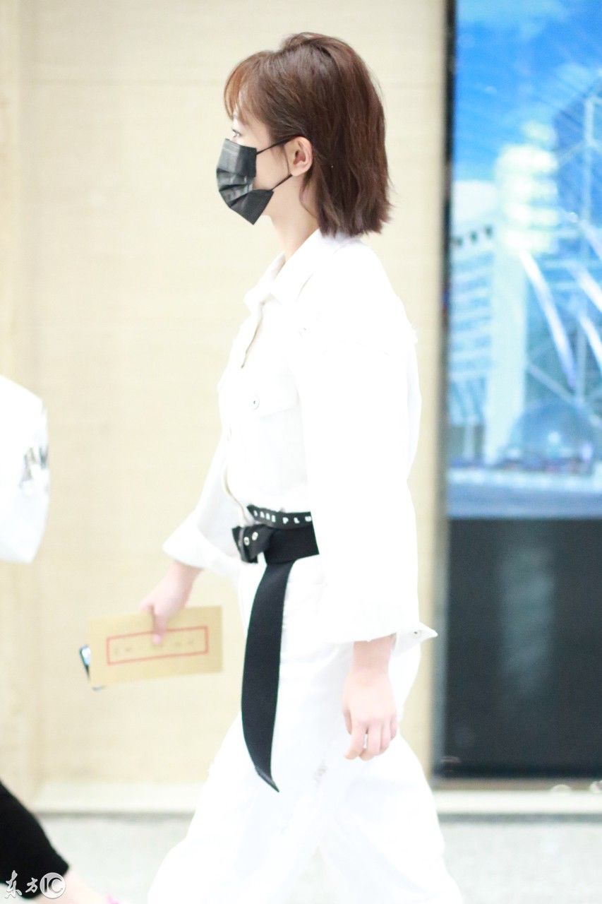 杨紫现身北京机场一身白色制服搭配黑色腰带帅气潇洒，网友这发型