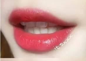 砖红色，吃土色已经OUT了!水红色口红颜色才是今年秋天的流行色