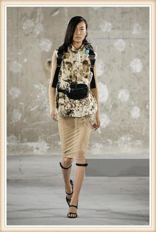 秦舒培不得了！竟把丝袜当裙子穿，网友：冠希哥的女人胆子就是大