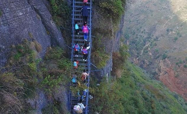 四川凉山被资助6个亿的悬崖村，就修了一条铁梯路?