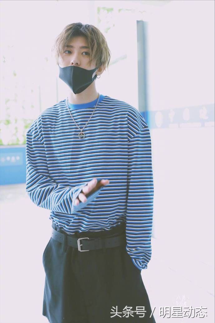 蔡徐坤清爽随性显气质，每一次亮相都被抓拍不止!