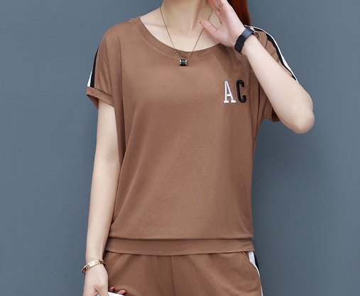 跳广场舞，56岁妈妈不穿裙子，就穿这运动套装，美的路人频回头