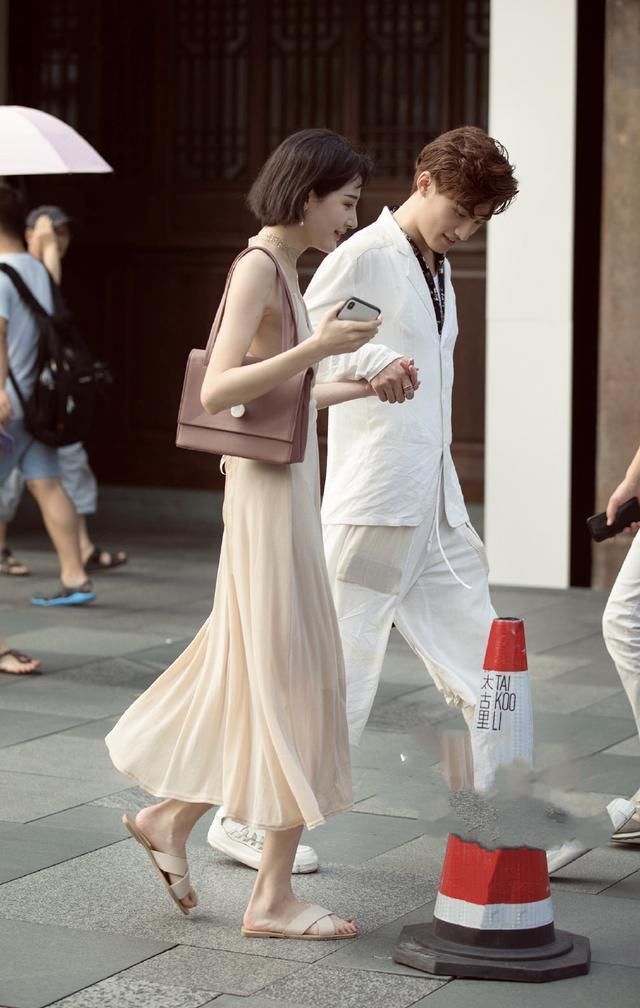 街拍:美女搭配时髦性感，好身材给100分也不为过!