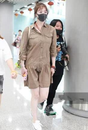 蒋欣瘦20斤后现机场，素颜憔悴惹人心疼，网友：还是胖回去吧！