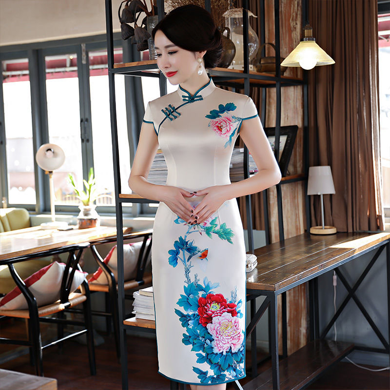 太惊艳了!敢穿旗袍的女人,一颦一笑都是迷人的风情