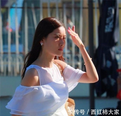  『气质』街拍：气质迷人的小姐姐，展现高挑身段，是别样的风采