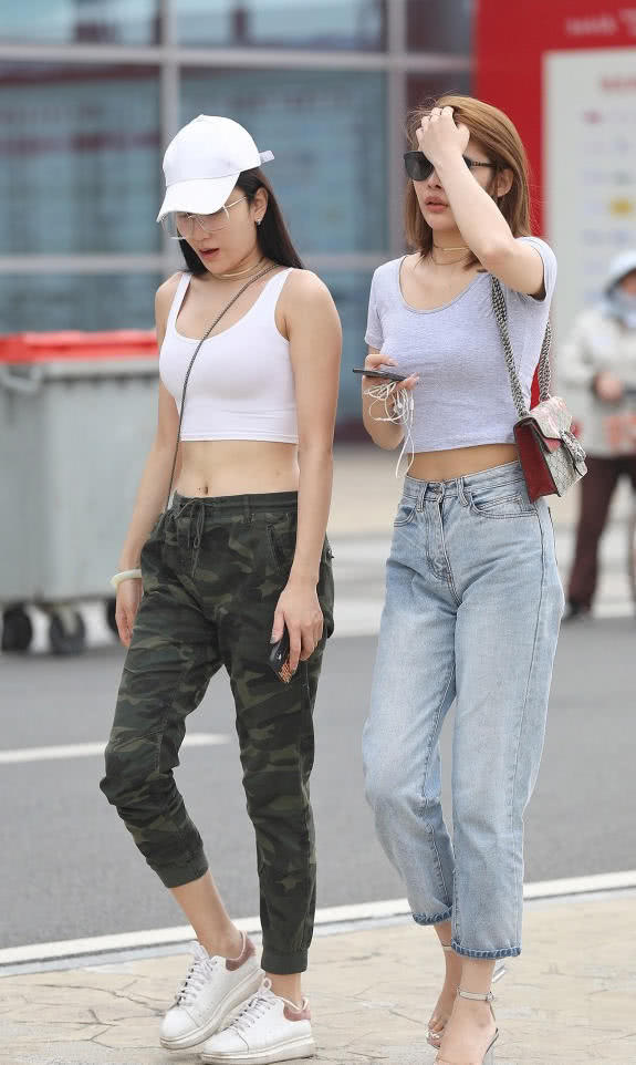 小姐姐军绿色的修身长裤尽显清爽干练的气质，身材高挑的闺蜜居然