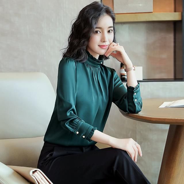 中秋聚会别穿太随意，婆婆穿这种秋衫，遮肉显瘦有气质，家人都夸