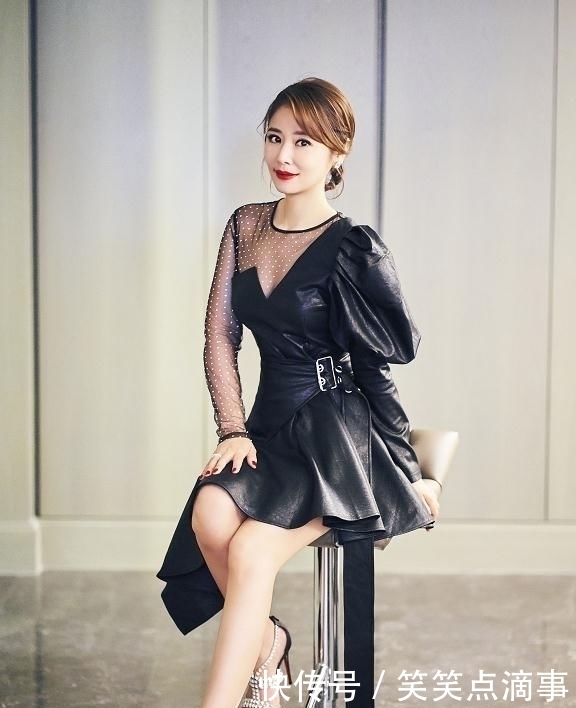 『林心如』43岁林心如终于高调,皮裙只有薄薄的一层,搭红唇美得不一般