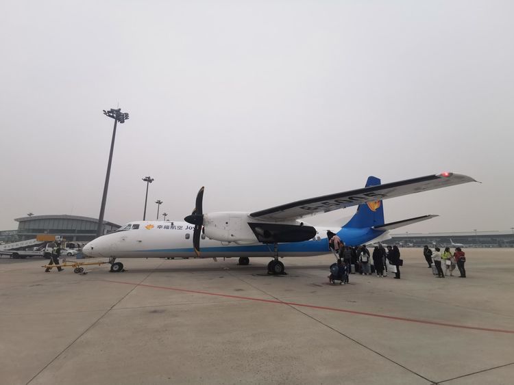 第一次乘坐国产飞机 体验真的太刺激 游客:感觉是在坐过山车