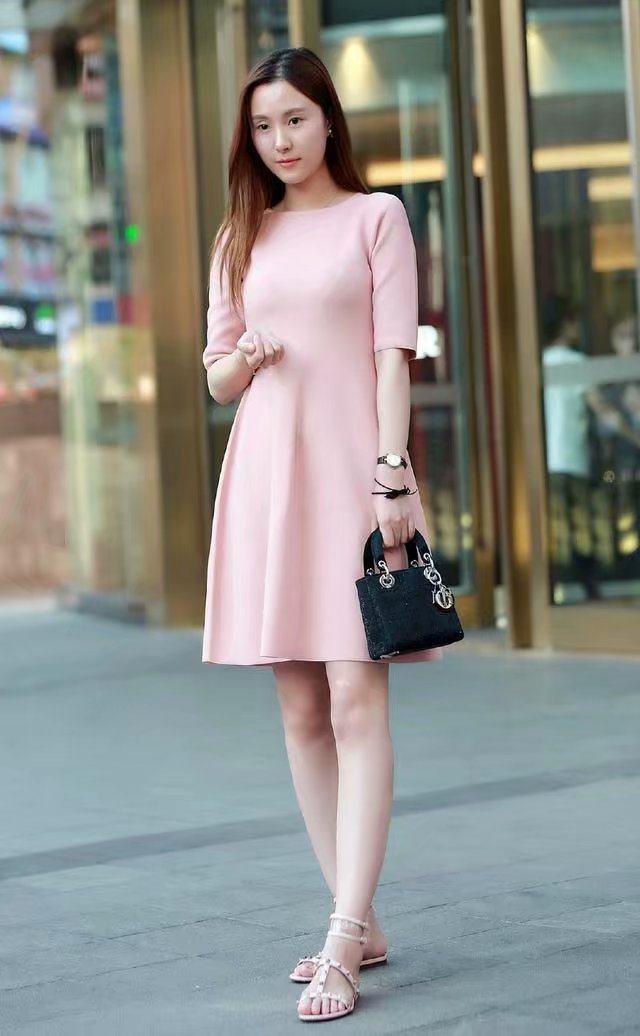 街拍：穿着很有气场的小姐姐，释放出靓丽的气质！