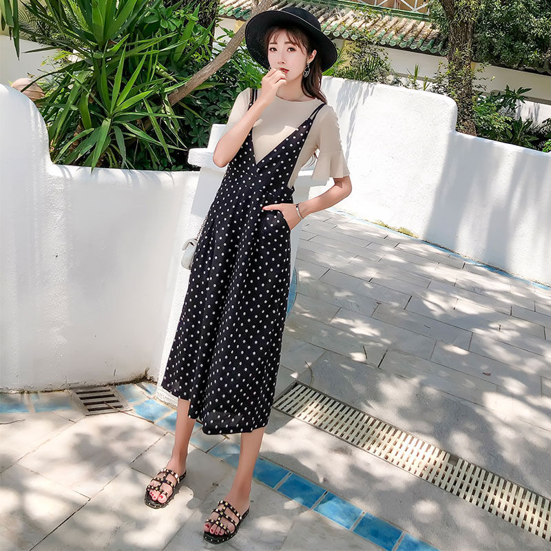 穿连体裤上厕所不方便?今年却火的一塌糊涂，露出大白腿超美嫩