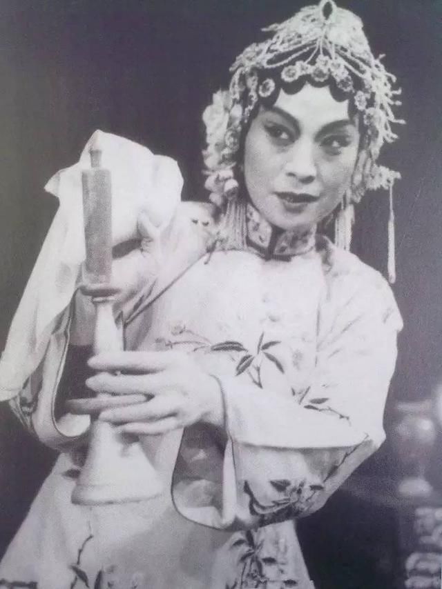 《小白玉霜：死前说了一句令人心痛的话，一代巨星含恨陨落》