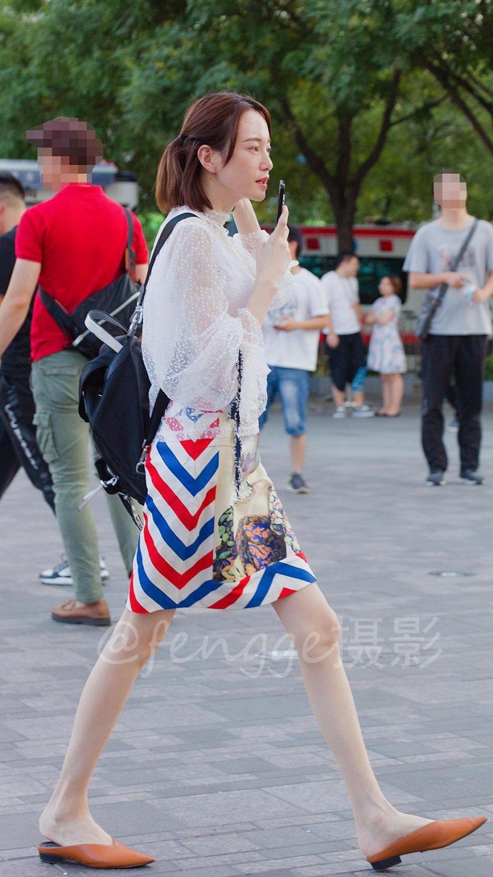 时尚街拍:小姐姐的大长腿太细了，用仙鹤腿来形容毫不为过