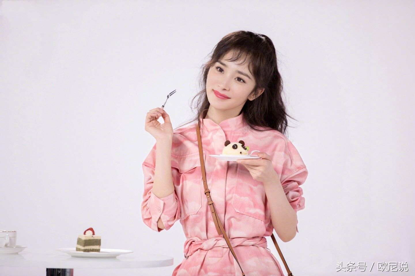 杨幂时装搭配，网友:这辈子都不可能有这么细的腿!