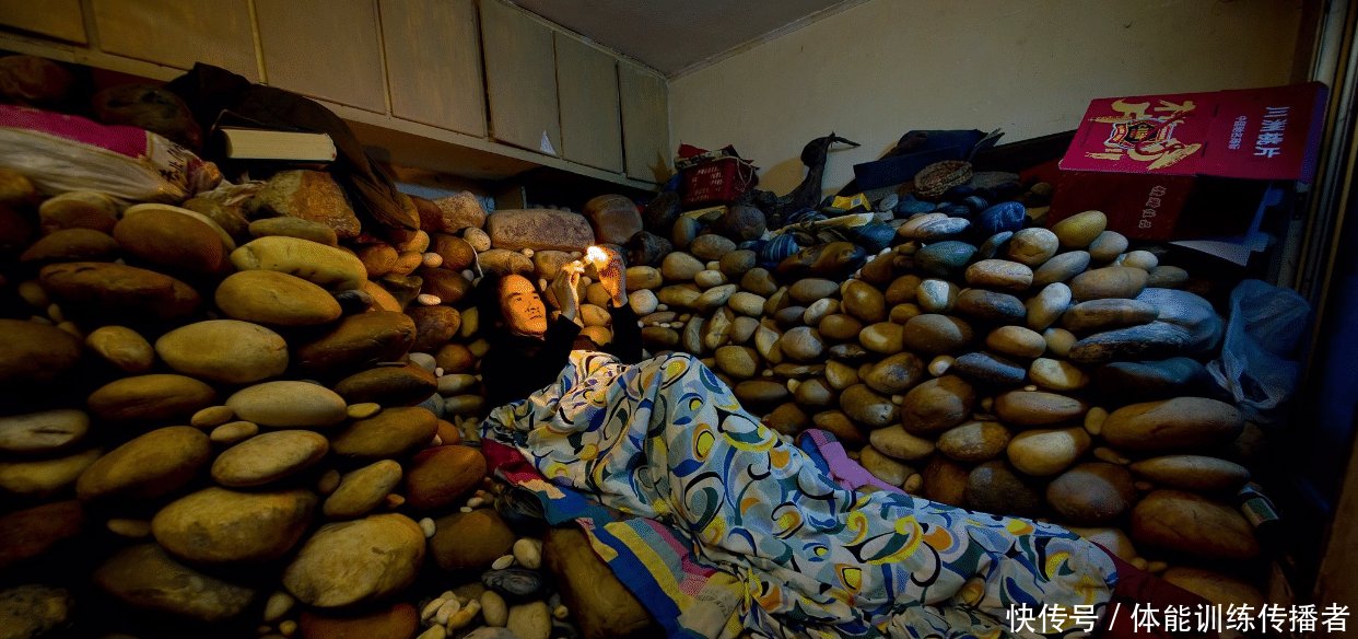 长江水里也有玉大叔捡鹅卵石20年，玉商用3套房交换一块石