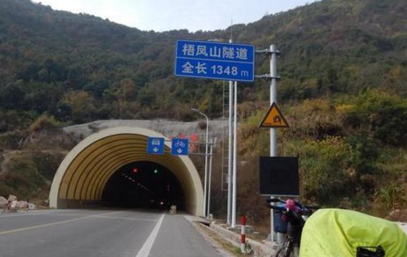  新手：为什么进隧道老司机都不靠右侧行驶？原因大有讲究，新手