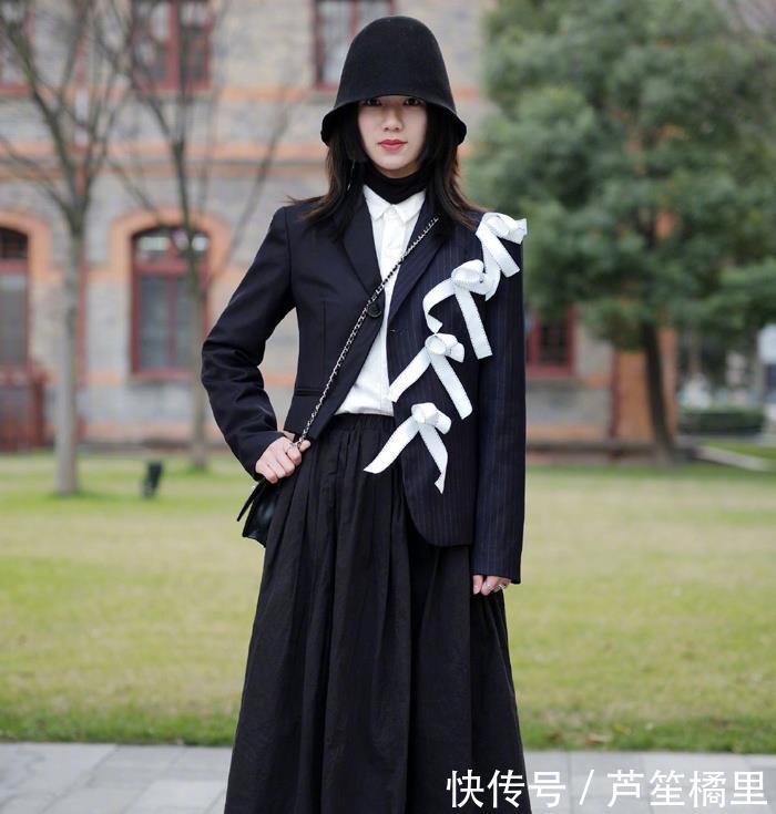 「 仙气」小姐姐穿出仙气十足的女神范,街拍:优雅的白色V领雪纺衫