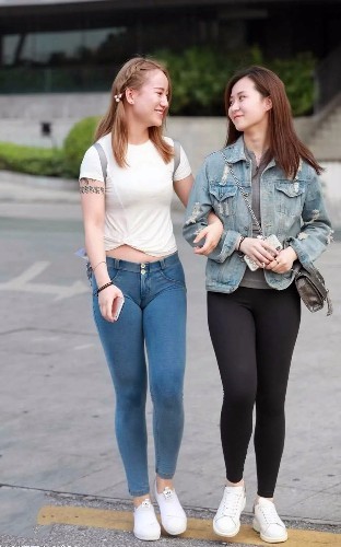 小羽街拍：俩紧身裤姐妹花，成了夏日里最美风景，美女你不热吗？