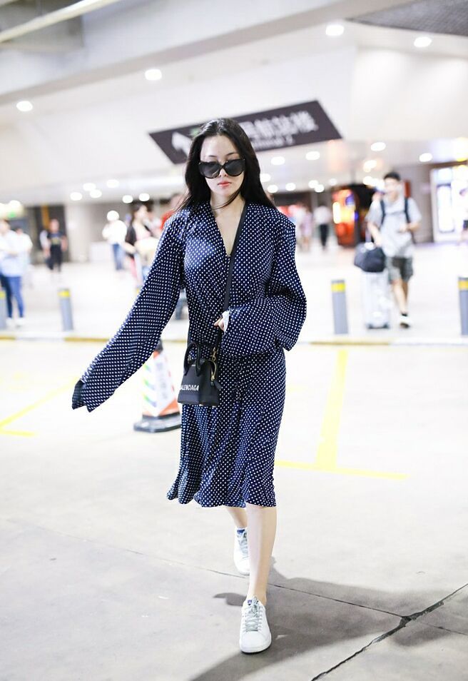 张馨予瘦了?这么大的连衣裙随意穿出门，网友:是要来机场唱戏?
