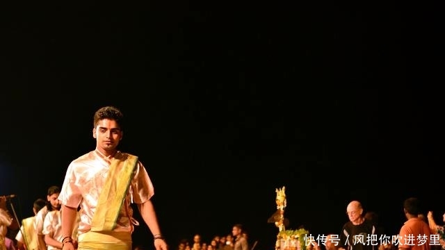 恒河夜祭，一场赞美河神的不变传奇，古老震撼不论风雨持续数百年