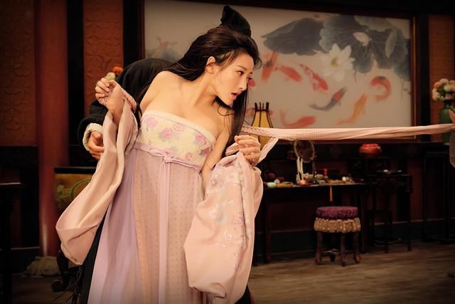 柳岩晒剧中美照，抹胸裙大秀身材，网友直呼：上面兜不住了！