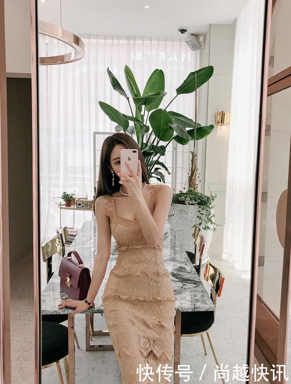  「蕾丝」街拍美女穿裸色蕾丝连衣裙，在不经意间流露出含蓄的性感魅力