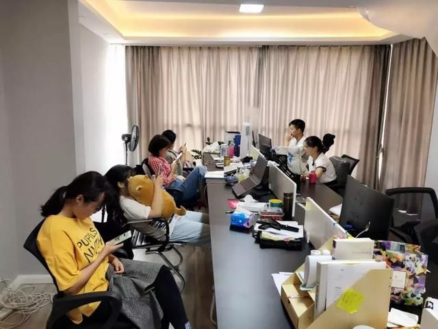 25岁的你，腿还没人家51岁的周慧敏好看！