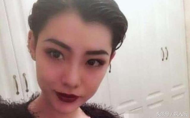 抖音“黑纱新娘”一身纹身，被誉为“最酷”新娘，私下素颜照惊人