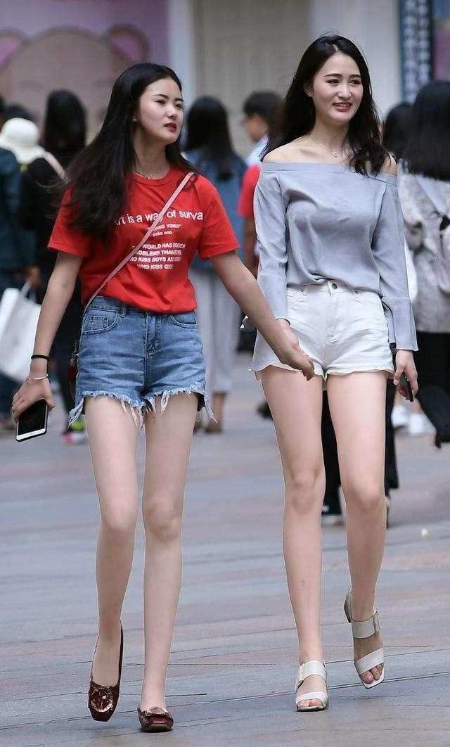 街拍美女:小姐姐的侧颜真的好好看耶!清纯又性感你们说是不是呀