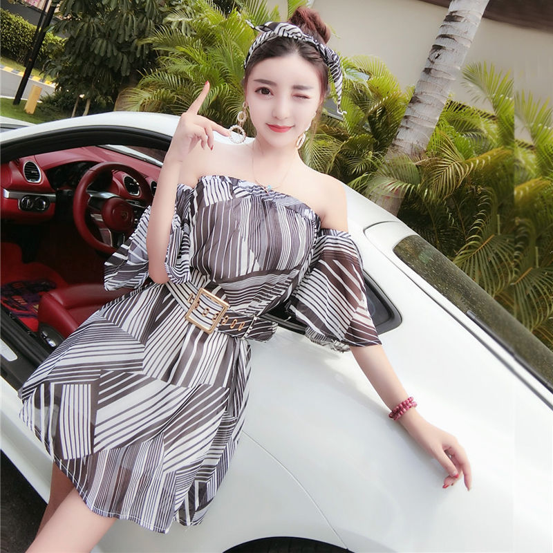 现在的女人果然胆大，吊带都不穿了，穿个抹胸裙直接出门，太性感