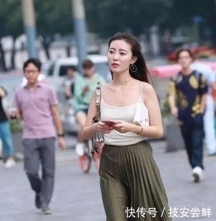 尽显@街拍:性感多姿的小姐姐,展现性感酷雅气质,尽显青春迷人气息