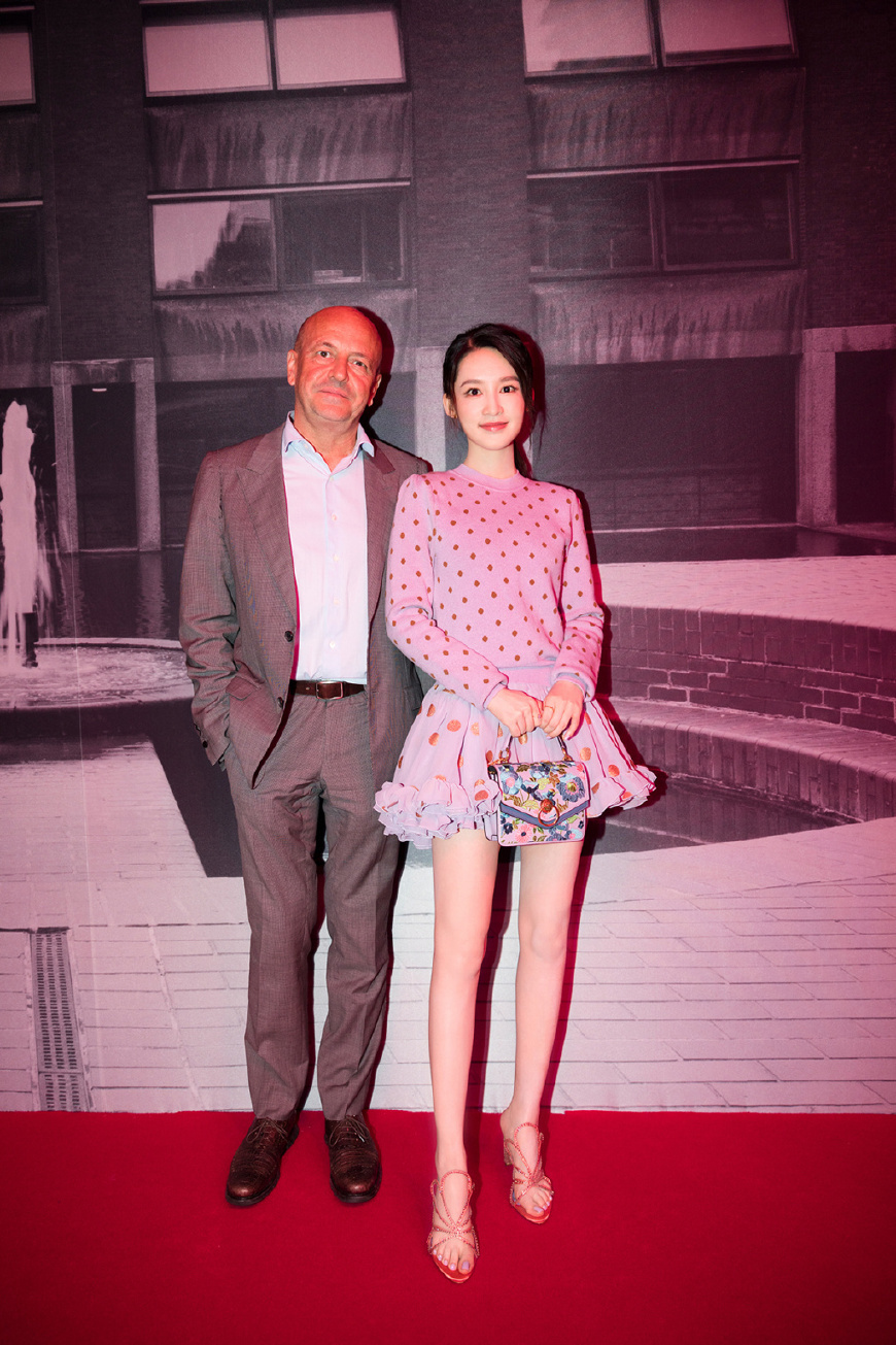 28岁李沁放大招了！身着波点裙性感迷人，网友：这双美腿太抢镜了